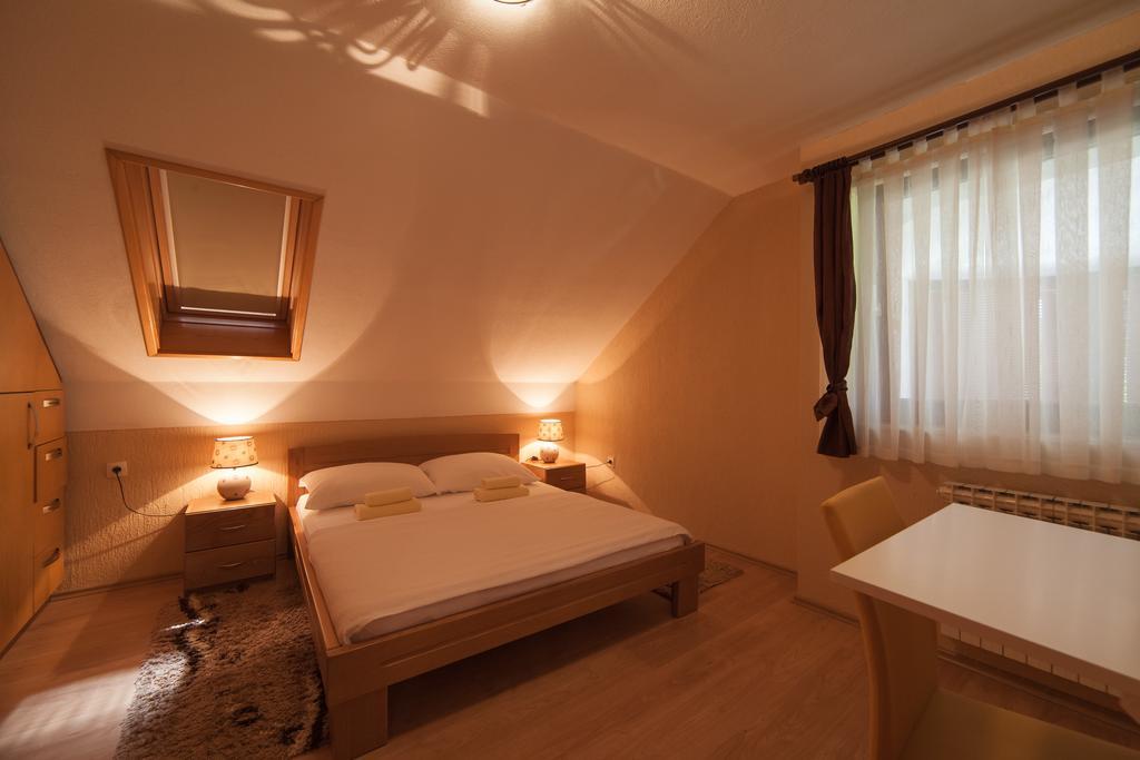 Apartmant & Room Bruna Dreznik Grad ภายนอก รูปภาพ