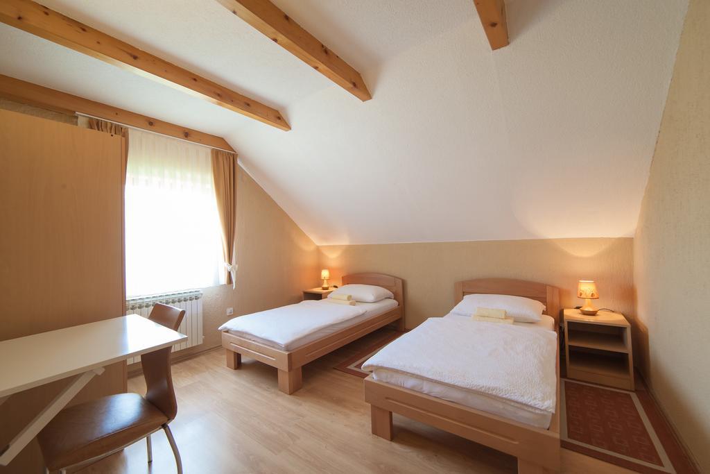 Apartmant & Room Bruna Dreznik Grad ภายนอก รูปภาพ