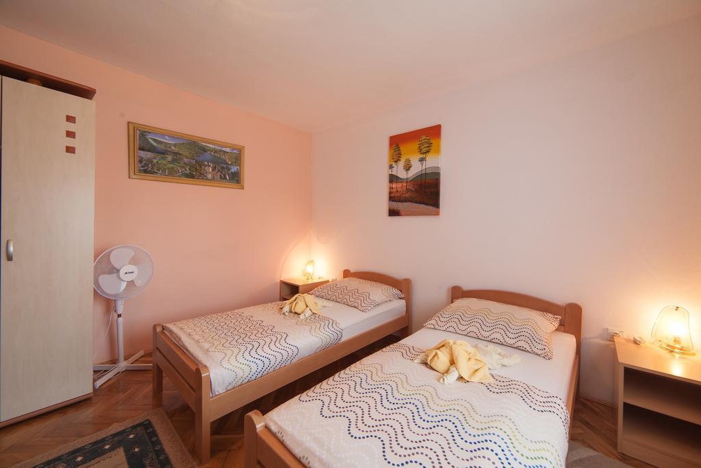 Apartmant & Room Bruna Dreznik Grad ภายนอก รูปภาพ